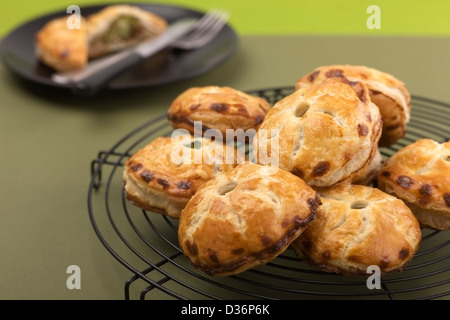 Fatti in casa a base di gustosi sfogliatine riempiti con carne macinata. Foto Stock