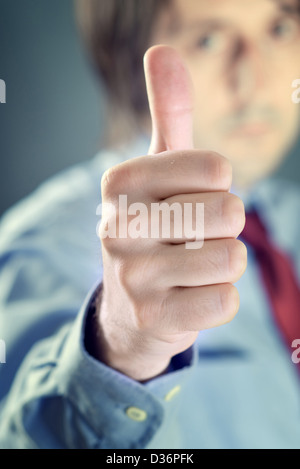 Imprenditore che mostra il pollice fino, soddisfatto lieta datore di lavoro o il concetto di manager. Ok, approvazione, concetto di riconoscimento. Foto Stock