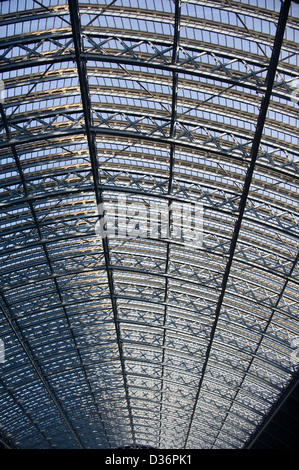 Acciaio e tetto di vetro di Liverpool Lime Street Station Foto Stock