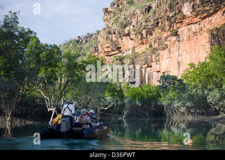 Un Zodiac sonde la Hunter River in cerca di fauna selvatica, Costa di Kimberley, Australia occidentale Foto Stock