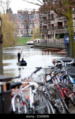 Biciclette e Punt barca sul fiume a Cambridge Regno Unito Foto Stock