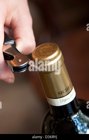 Vino Sommelier cameriere apertura ottima bottiglia di vino Foto Stock
