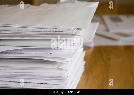 Pile di fatture in attesa di essere pagato dopo le vacanze Foto Stock