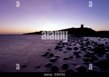 Il castello di Dunstanburgh all'alba, Northumberland, nord-est Inghilterra, Regno Unito, GB Foto Stock