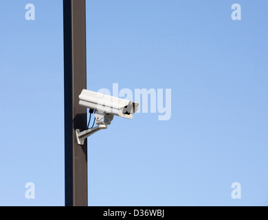 Telecamera di sorveglianza sul palo della luce di parcheggio Foto Stock