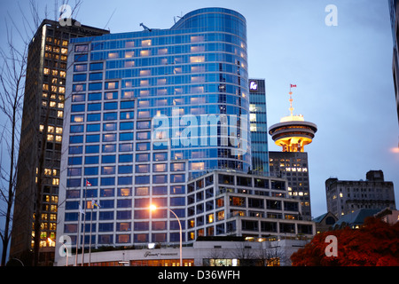 Il Fairmont Waterfront hotel e lo skyline di Vancouver BC Canada Foto Stock