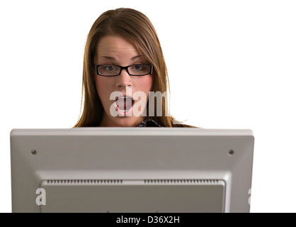 Un giovane lavoratore di ufficio è sconvolta dalla materia oggetto dei suoi messaggi di posta elettronica indesiderata. Foto Stock