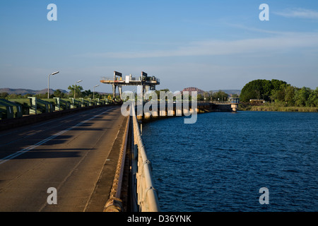 Diga di diversione, Lago Kununnura, Kununnura, Est regione di Kimberley, Australia occidentale Foto Stock