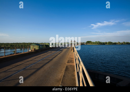 Diga di diversione, Lago Kununnura, Kununnura, Est regione di Kimberley, Australia occidentale Foto Stock