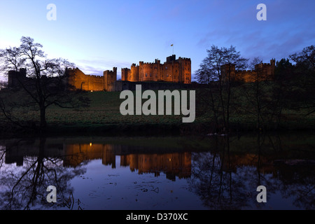 Alnwick Castle e il fiume Aln, Northumberland, nord orientale dell'Inghilterra, Regno Unito, GB Foto Stock