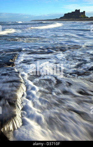 Surf sulla spiaggia, Bamburgh Castle, Northumberland, nord-est Inghilterra, Regno Unito, GB Foto Stock