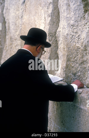 Il popolo ebraico l'uomo maschio in preghiera al Muro del pianto per la città vecchia di Gerusalemme Israele Foto Stock