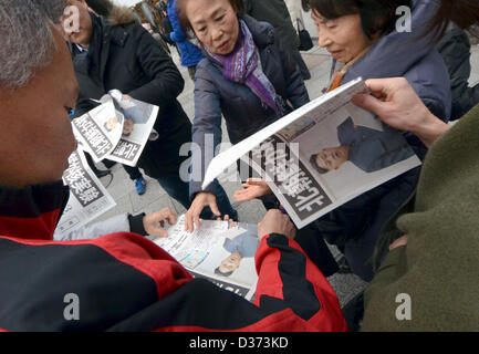 Tokyo, Giappone. Il 12 febbraio 2013. Pedoni scramble per ottenere copie del giornale della sera reporting extra alla Corea del Nord la prova nucleare a Tokyo Yurakucho del quartiere dello shopping di martedì, 12 febbraio 2013. Corea del Nord la gazzetta news agency ha annunciato che il paese è effettuata con successo un test nucleare. (Foto di Natsuki Sakai/AFLO/Alamy Live News) Foto Stock