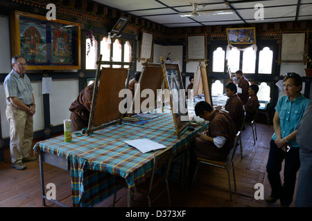 Istituto Nazionale di Zorig Chusum. Arti tradizionali e la scuola di artigianato in Bhutan,studenti pittura,36MPX Foto Stock