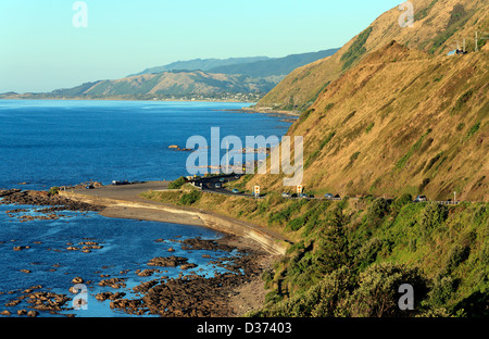 Vista della strada principale verso nord in direzione di Paekakariki sulla Costa di Kapiti. Foto Stock