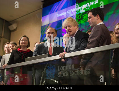 Londra, Regno Unito. Il 12 febbraio 2013. Il sindaco di Londra Boris Johnson, è stato oggi unite da Xavier Rolet dominò, CEO del London Stock Exchange Group per aprire il giorno di negoziazione. Boris Johnson kick ha iniziato la giornata di negoziazione al LSE in una offerta di più per incoraggiare la scienza e la tecnologia società di elencare nella capitale. Questa è la prima volta che il sindaco ha intrapreso il rituale di apertura per attivare il mercato, che comporta un abbassamento di un blocco di vetro in posizione per vedere le schermate di trading scoppiò in vita. Il sindaco è stato affiancato da circa 30 rappresentanti della londinese di scienza e alle aziende hi-tech. Foto: Nick Savage/Alamy Foto Stock