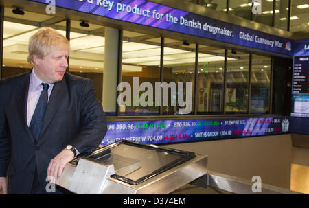 Londra, Regno Unito. Il 12 febbraio 2013. Il sindaco di Londra Boris Johnson, è stato oggi unite da Xavier Rolet dominò, CEO del London Stock Exchange Group per aprire il giorno di negoziazione. Boris Johnson kick ha iniziato la giornata di negoziazione al LSE in una offerta di più per incoraggiare la scienza e la tecnologia società di elencare nella capitale. Questa è la prima volta che il sindaco ha intrapreso il rituale di apertura per attivare il mercato, che comporta un abbassamento di un blocco di vetro in posizione per vedere le schermate di trading scoppiò in vita. Il sindaco pone per i fotografi in un photocall. Foto: Nick Savage/Alamy Live News Foto Stock