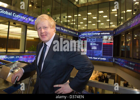 Londra, Regno Unito. Il 12 febbraio 2013. Il sindaco di Londra Boris Johnson, è stato oggi unite da Xavier Rolet dominò, CEO del London Stock Exchange Group per aprire il giorno di negoziazione. Boris Johnson kick ha iniziato la giornata di negoziazione al LSE in una offerta di più per incoraggiare la scienza e la tecnologia società di elencare nella capitale. Questa è la prima volta che il sindaco ha intrapreso il rituale di apertura per attivare il mercato, che comporta un abbassamento di un blocco di vetro in posizione per vedere le schermate di trading scoppiò in vita. Il sindaco pone per i fotografi in un photocall. Foto Stock