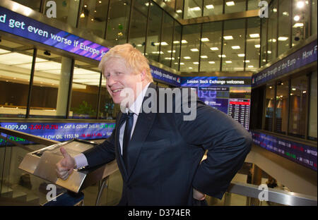 Londra, Regno Unito. Il 12 febbraio 2013. Il sindaco di Londra Boris Johnson, è stato oggi unite da Xavier Rolet dominò, CEO del London Stock Exchange Group per aprire il giorno di negoziazione. Boris Johnson kick ha iniziato la giornata di negoziazione al LSE in una offerta di più per incoraggiare la scienza e la tecnologia società di elencare nella capitale. Questa è la prima volta che il sindaco ha intrapreso il rituale di apertura per attivare il mercato, che comporta un abbassamento di un blocco di vetro in posizione per vedere le schermate di trading scoppiò in vita. Il sindaco pone per i fotografi in un photocall. Foto: Nick Savage/Alamy Live News Foto Stock