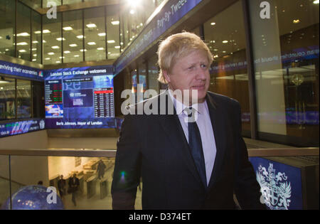 Londra, Regno Unito. Il 12 febbraio 2013. Il sindaco di Londra Boris Johnson, è stato oggi unite da Xavier Rolet dominò, CEO del London Stock Exchange Group per aprire il giorno di negoziazione. Boris Johnson kick ha iniziato la giornata di negoziazione al LSE in una offerta di più per incoraggiare la scienza e la tecnologia società di elencare nella capitale. Questa è la prima volta che il sindaco ha intrapreso il rituale di apertura per attivare il mercato, che comporta un abbassamento di un blocco di vetro in posizione per vedere le schermate di trading scoppiò in vita. Il sindaco pone per i fotografi in un photocall. Foto: Nick Savage/Alamy Live News Foto Stock