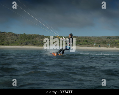 Kitesurfisti presso la laguna a Langebaan, Western Cape godendo il loro sport in bassa ventosità. Foto Stock