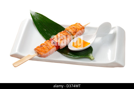 Giapponese di salmone spiedini di Yakitori .closeup. isolato su sfondo bianco. tracciato di ritaglio Foto Stock