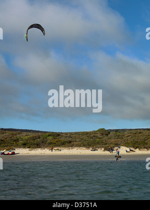 Kitesurfisti presso la laguna a Langebaan, Western Cape godendo il loro sport in bassa ventosità. Foto Stock