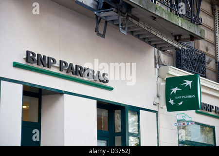 Entrata a un ramo della BNP Paribas succursale nel centro di Parigi. Foto Stock