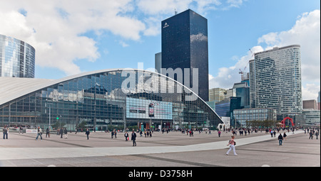 Foto di redazione dei lavoratori e i visitatori a La Defense, la business area in west-Parigi centrale. Foto Stock