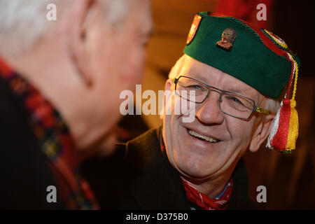 Riedlingen, Germania, 12 febbraio 2013.Il Ministro Presidente del Baden-Wuerttemberg Winfried Kretschmann (Verdi - C) parla di un carnevale reveler alla sfilata di carnevale il Martedì Grasso in Riedlingen, Germania, 12 febbraio 2013. Foto: Felix Kästle./dpa/Alamy Live News Foto Stock