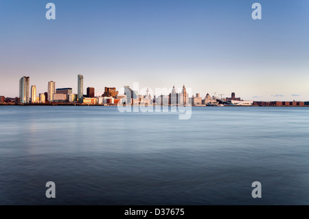 Liverpool Waterterfront con un caldo bagliore di sera Foto Stock