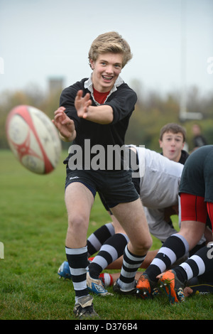 Ragazzi rugby pratica a Pâté Grammar School di Cheltenham, Gloucestershire REGNO UNITO Foto Stock