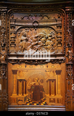 Scolpiti medievale sedili lignei del coro Cattedrale Basilica di Saint Denis , Parigi Francia Foto Stock