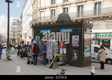 Un chiosco di notizie su una strada nel centro di Parigi. la vendita di beni tra cui riviste, quotidiani, cartoline e soft drinks Foto Stock