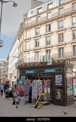 Un chiosco di notizie su una strada nel centro di Parigi. la vendita di beni tra cui riviste, quotidiani, cartoline e soft drinks Foto Stock