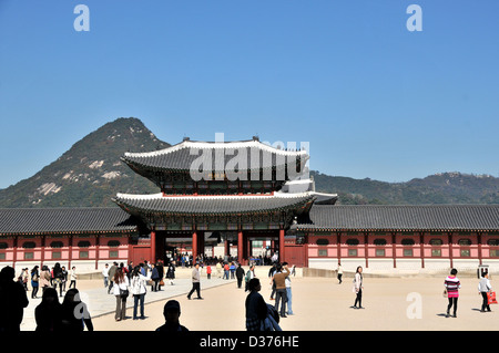 I visitatori nel palazzo Gyeongbokgung Seoul Corea del Sud Asia Foto Stock