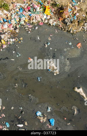 Il fiume Bagmati che corre attraverso il Kathmandu in Nepal. Il fiume è pieno di lettiera e di liquame crudo Foto Stock