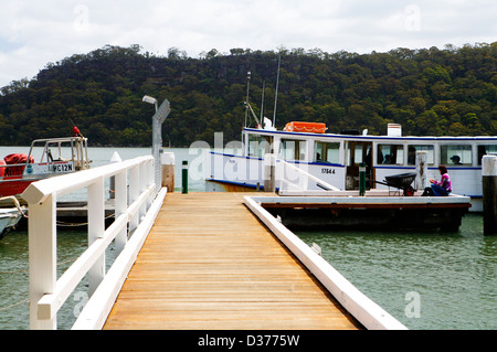 Il molo o pontile sul Dangar isola sono stati si sono consegnati con il traghetto. Nei pressi del Fiume Hawkesbury Bridge. Foto Stock