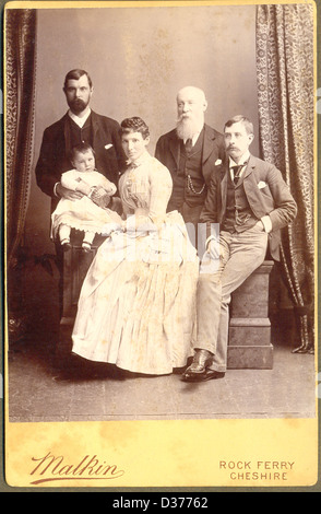 Ritratto di un armadietto vittoriano fotografia di tre generazioni circa 1885 Foto Stock