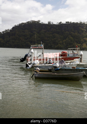 Barche in acqua a Dangar isola in Hawkesbury, Nuovo Galles del Sud, Australia Foto Stock