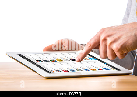 Persona che utilizza un computer tablet. Itunes, musica, software Internet store. Foto Stock