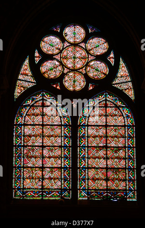 Le finestre di vetro macchiate dalla Cattedrale Basilica di Saint Denis Parigi, Francia. Un sito Patrimonio Mondiale dell'UNESCO Foto Stock