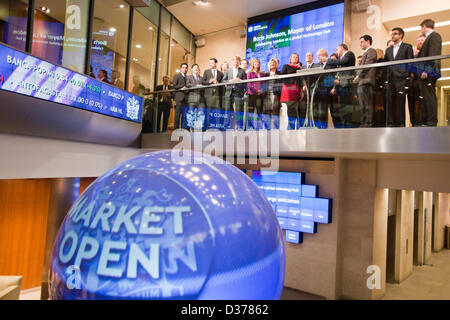 Londra, Regno Unito. Il 12 febbraio 2013. Il sindaco di Londra Boris Johnson si unisce a Xavier Rolet dominò, CEO del London Stock Exchange Group per aprire il giorno di negoziazione, di più per incoraggiare la scienza e la tecnologia società di elencare nella capitale. Credito: pcruciatti / Alamy Live News Foto Stock