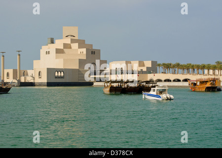 Il Museo di Arte Islamica con Dhows a Doha, in Qatar Foto Stock