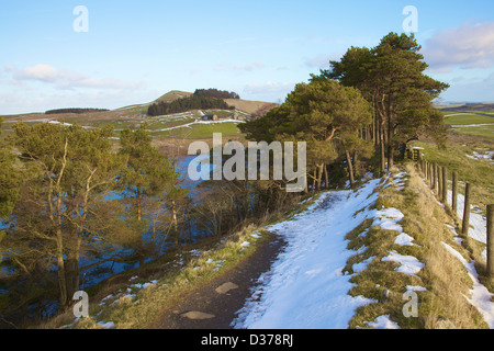 Banca a caldo dalla parte superiore del Highshield balze e roccioso Lough, corso del Vallo di Adriano Northumbria England Regno Unito Foto Stock