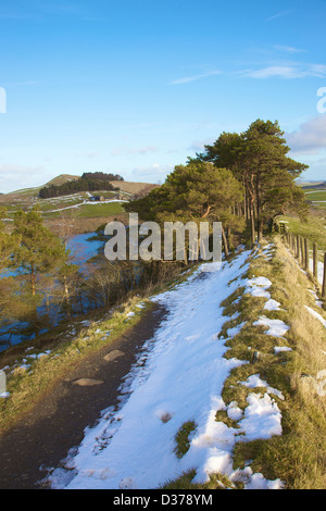 Banca a caldo dalla parte superiore del Highshield balze e roccioso Lough, corso del Vallo di Adriano Northumbria England Regno Unito Foto Stock