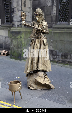 Un artista vivente di strada della statua al Festival di Edimburgo Fringe, Scozia, Regno Unito Foto Stock