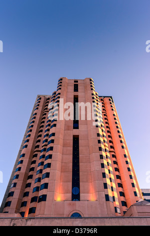 InterContinental Hotel Adelaide, alto edificio al tramonto, North Terrace nel CBD di Adelaide, Australia meridionale. Vista dal fiume Torrens. Foto Stock