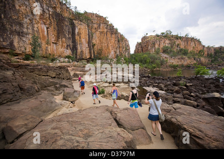 Gli escursionisti prendere per un sentiero lungo il lato del Katherine River, Nitmiluk (Katherine Gorge), il Parco Nazionale del Territorio del Nord, l'Australia. Foto Stock