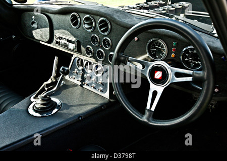 Sedile di guida e cambio in Shelby Daytona Cobra Coupe auto racing, Winchester, Regno Unito, 16 08 2010 Foto Stock